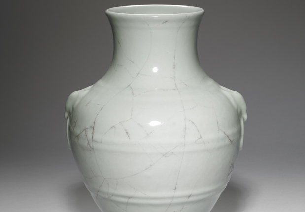 清 「大清雍正年製款」 仿汝釉青瓷獸面銜環瓶